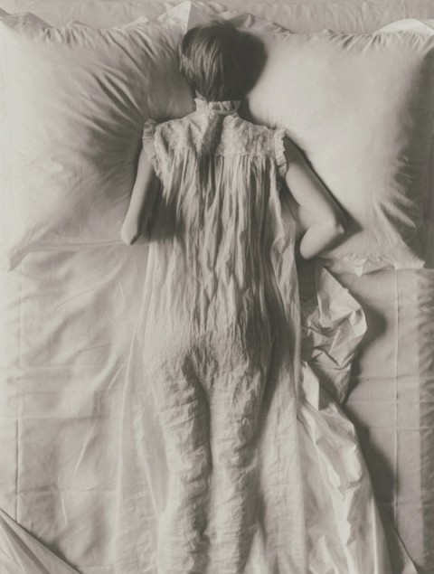 Irving Penn, Girl in Bed (Jean Patchett), New York, 1949/1970.
